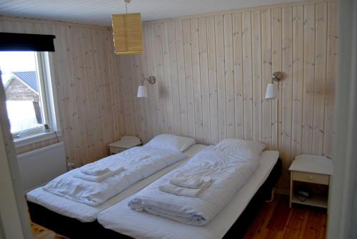 เตียงในห้องที่ Lakeside House in Lapland