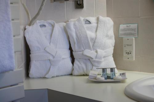 dos toallas blancas sentadas en un mostrador en un baño en Auberge des Pins - Teritoria en Sabres