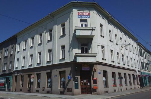 duży biały budynek na rogu ulicy w obiekcie Hostel Moravia Ostrava w Ostravie