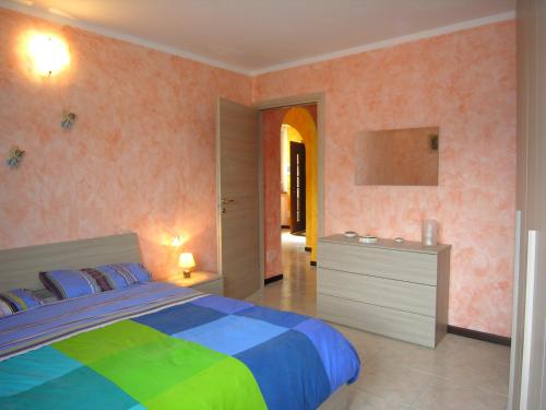 een slaapkamer met een kleurrijk bed en een dressoir bij Casa Gabriella in San Siro