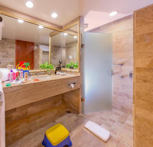 uma casa de banho com um chuveiro e um lavatório. em Meliá Puerto Vallarta – All Inclusive em Puerto Vallarta