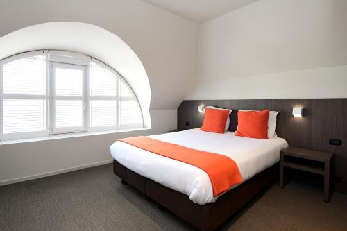 
Кровать или кровати в номере Square Hotel
