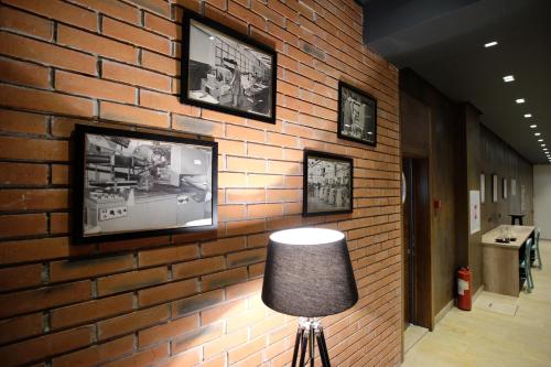SL Industry Hotelにあるテレビまたはエンターテインメントセンター