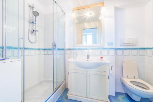 uma casa de banho com um lavatório, um WC e um chuveiro em La Luella em Sorrento
