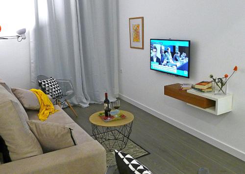 Televisyen dan/atau pusat hiburan di Alma Calatrava