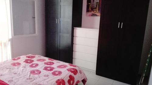 アロナにあるGiottoの赤と白のパターンのベッド1台が備わるベッドルーム1室