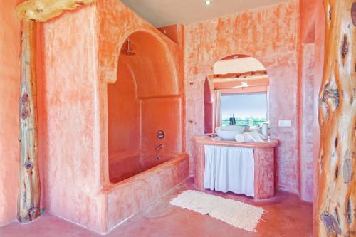 un baño con bañera y lavabo en Casa Blanca, en Sant Miquel de Balansat