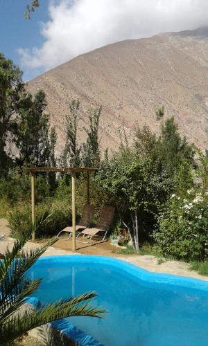 Swimming pool sa o malapit sa Cabaña Canto del Viento, 4 personas