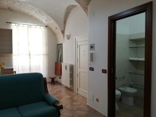 un soggiorno con divano blu e un bagno di Porta Nuova a Putignano