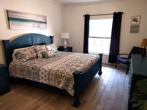 Llit o llits en una habitació de Bahama Breeze #2 Sea Dancer Condos