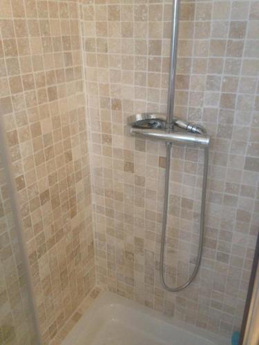 une douche avec une porte en verre et une douche carrelée dans l'établissement Gîte Hanna en Luberon - Le Boisset de St Martin de Castillon, à Saint-Martin-de-Castillon