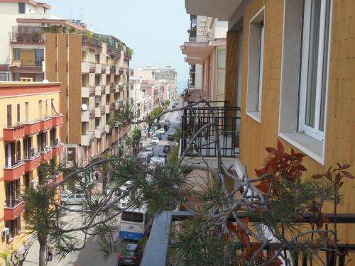 トラーニにあるLa Casa degli Artistiのバルコニーから市街の景色を望めます。