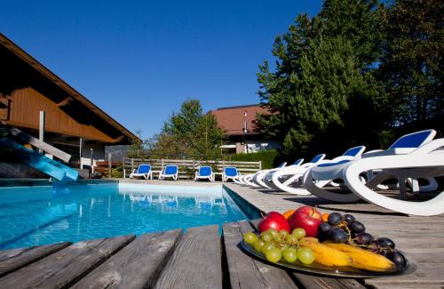 talerz owoców na stole obok basenu w obiekcie Ferienhotel Bergland w mieście Arzl im Pitztal
