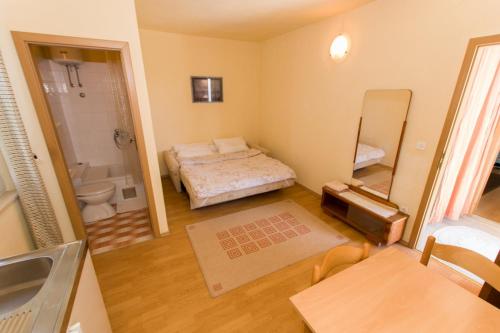 馬卡爾斯卡的住宿－Studios Jakov，小房间设有一张床和一间浴室