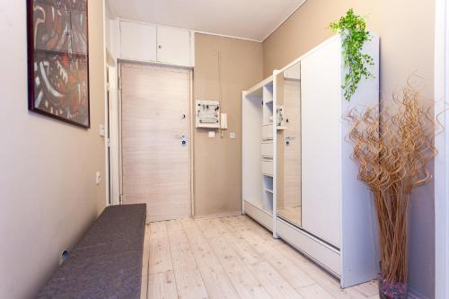 um corredor com uma porta e um vaso com uma planta em Relax Apartment em Split