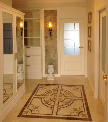 a hallway with a door and a rug at Apartments at Commodoro in Villeneuve-Loubet