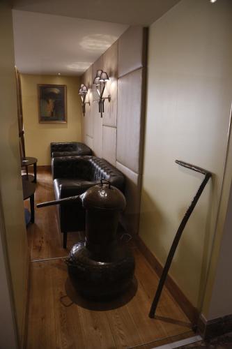a living room with a couch and a large tire at Hotel Ponte Sor in Ponte de Sor