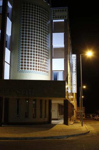a large building with a street light in front of it at Hotel Ponte Sor in Ponte de Sor