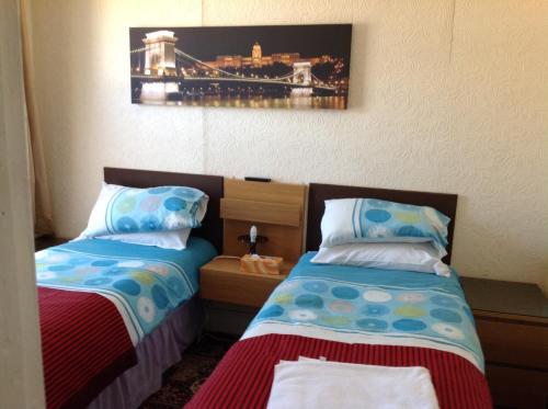 ブラックプールにあるCowley Hotelのベッド2台が隣同士に設置された部屋です。