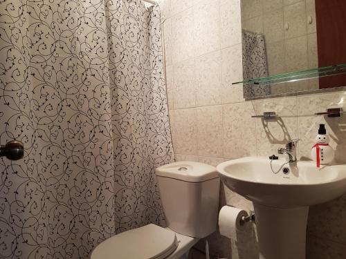 a bathroom with a toilet and a sink at Cabaña Vista Bahia Algarrobo in Algarrobo