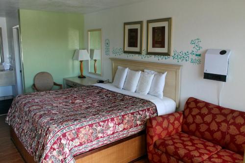 A bed or beds in a room at Fireside Inn By The Beach Boardwalk & Bowling