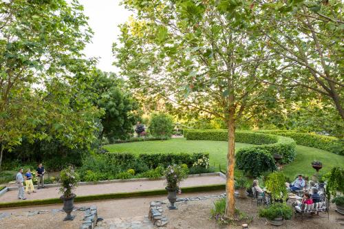Jardín al aire libre en Planetrees Estate