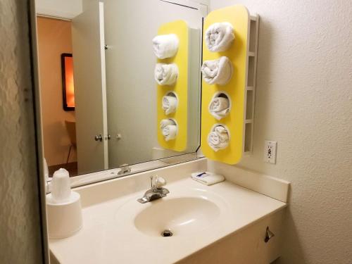 Kylpyhuone majoituspaikassa Motel 6-Normal, IL - Bloomington Area
