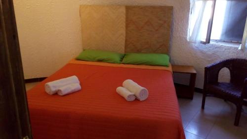 een slaapkamer met een bed met 2 kussens erop bij Oltremare in Triscina