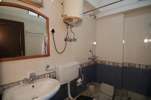 ห้องน้ำของ Jain Group Hotel Royal Residency