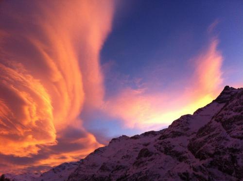 サース・アルマゲルにあるApartment Enzianの日没時の山上のレンズ状雲