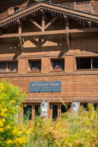 un bâtiment avec une enseigne sur le côté dans l'établissement CGH Résidences & Spas Les Chalets d'Angèle, à Châtel