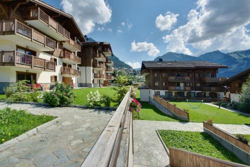 - une vue sur la cour d'un immeuble dans l'établissement CGH Résidences & Spas Les Chalets d'Angèle, à Châtel