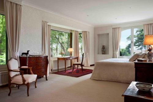 a bedroom with a bed and a desk and windows at Estancia La Estrella in Napaleofú