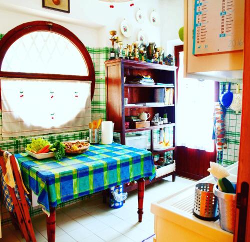 ペダーゾにあるVilla del Paralleloのキッチン(テーブル、食器付)