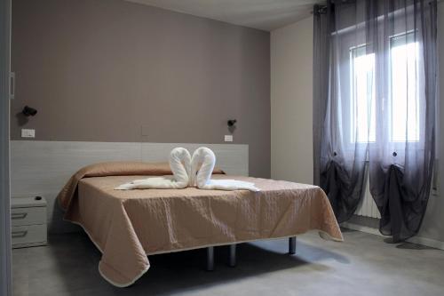 ein Schlafzimmer mit einem Bett mit weißen Handtüchern darauf in der Unterkunft Spazio42 in Pian Camuno