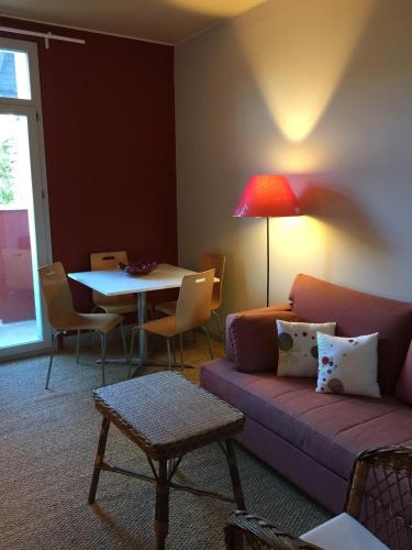 un salon avec un canapé et une table dans l'établissement Appartement Hippolyte, à Montpellier
