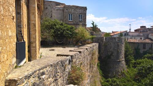 an old stone wall with a building in the background at Antichi Feudi Dimora D'Epoca in Teggiano