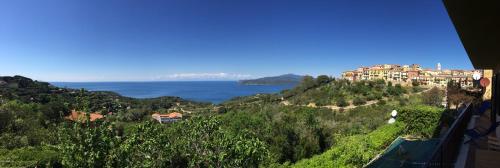 カポリーヴェリにあるCasa Deniの海のそばの丘の上のリゾートの景色