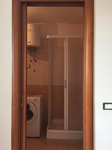 ナポリにあるCasa Vivaのバスルーム(洗濯機、トイレ付)
