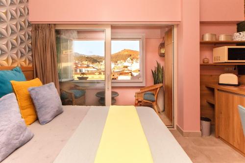 um quarto com uma cama e uma janela com vista em Picasso's Birthplace Views em Málaga