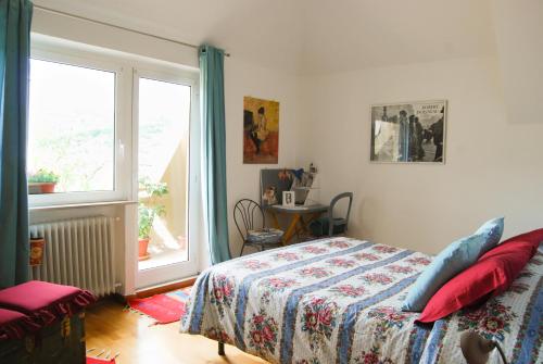 sypialnia z łóżkiem i oknem w obiekcie A Casa di Lola w mieście Ascoli Piceno