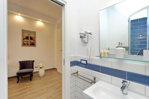 uma casa de banho com um lavatório e um espelho em La Finestra sul Vaticano em Roma