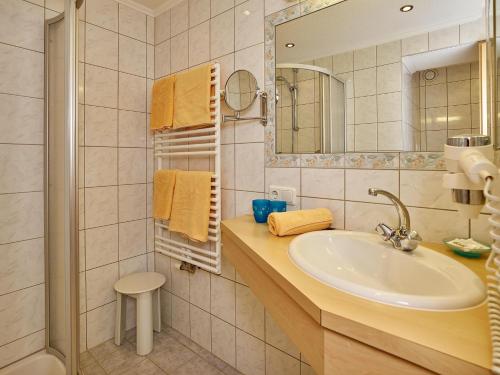 Hotel Gasthof Schöpfにあるバスルーム