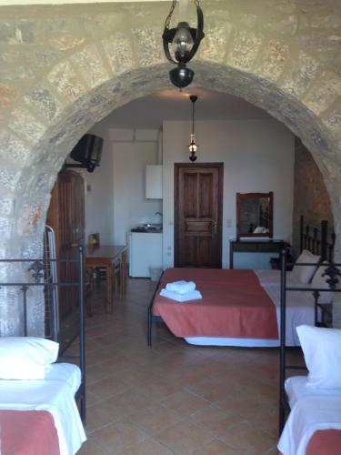 Ένα ή περισσότερα κρεβάτια σε δωμάτιο στο Las - Giannakakoy Traditional Stone Houses 