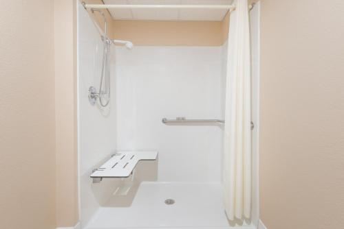 Ett badrum på Super 8 by Wyndham Fort Dodge IA