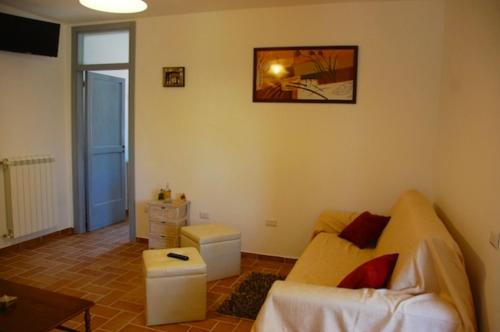 a living room with a couch and a table at Casale di Romealla in Orvieto