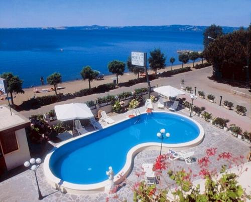 Výhled na bazén z ubytování Le Naiadi Park Hotel Sul Lago nebo okolí