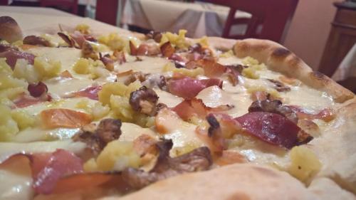 a pizza sitting on top of a table at Antichi Feudi Dimora D'Epoca in Teggiano