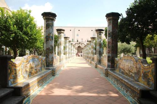 una recinzione con mosaici in un parco di Hotel Meublè Santa Chiara Suite a Napoli