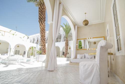 Postel nebo postele na pokoji v ubytování Riad Palais Blanc & Spa